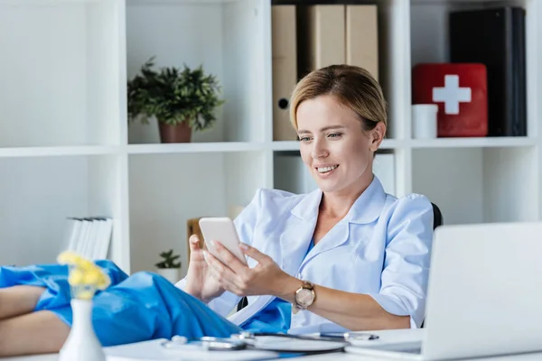 Erwachsene Ärztin Mit Beinen Auf Dem Tisch Mit Smartphone Büro — Stockfoto