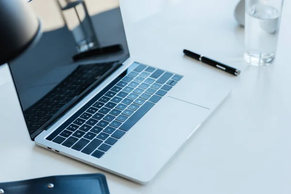 Foco Seletivo Laptop Com Tela Branco Mesa Escritório Moderno — Fotografia de Stock