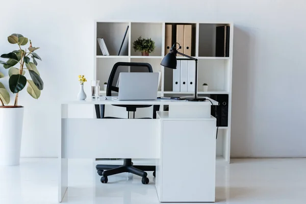 Intérieur Bureau Moderne Avec Table Ordinateur Portable Étagères Avec Des — Photo