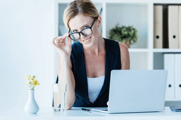 Portrait Smiling Businesswoman Eyeglasses Looking Camera While Sitting Table Laptop — Stock Photo, Image