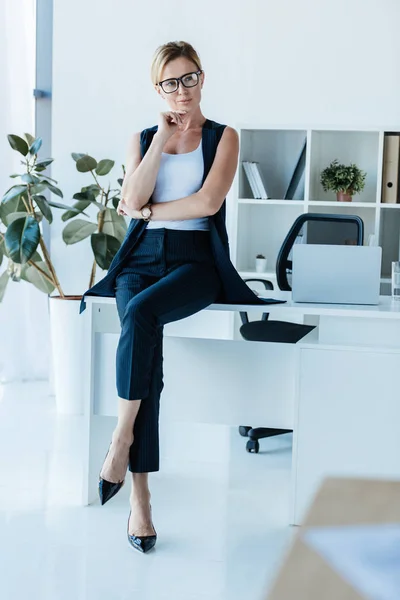 Pengusaha Wanita Dewasa Menarik Berkacamata Duduk Meja Dengan Laptop Kantor — Foto Stok Gratis