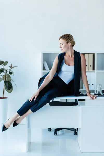 Adult Businesswoman Looking Away Posing Table Office — Free Stock Photo