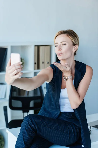 Attractive Adult Businesswoman Blowing Air Kiss Video Call Smartphone Office — Free Stock Photo