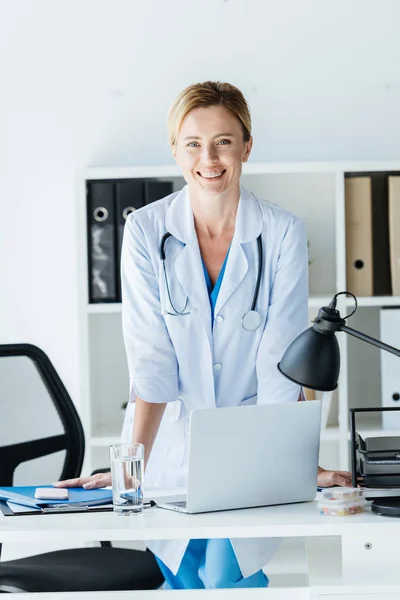 Heureux Médecin Femme Manteau Blanc Avec Stéthoscope Sur Cou Debout — Photo