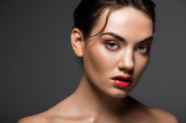 çekici şık kız makyaj moda çekimi, gri izole için poz ile