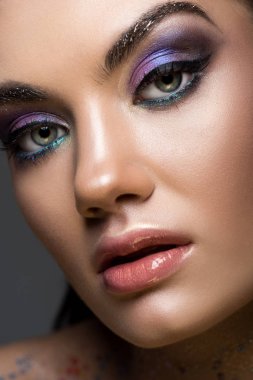 glitter kaptırdın ve gri izole makyaj, güzel genç kadın