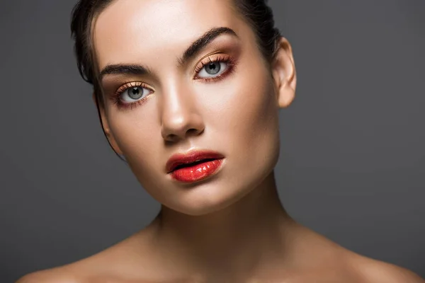 Hermoso Modelo Elegante Con Maquillaje Aislado Gris —  Fotos de Stock
