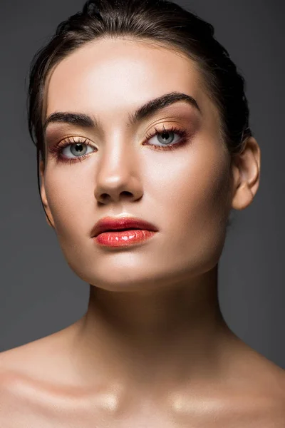 Jolie Jeune Femme Avec Maquillage Isolée Sur Gris — Photo