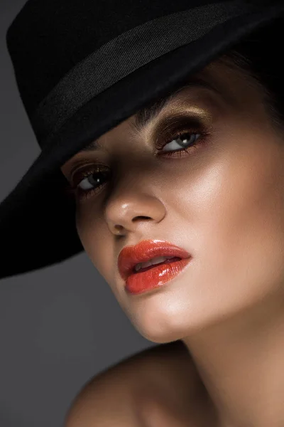 Jolie Fille Avec Maquillage Posant Feutre Noir Chapeau Isolé Sur — Photo