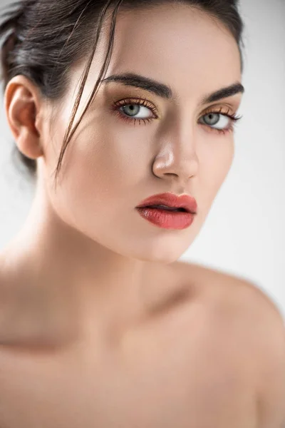 Atractiva Chica Elegante Con Maquillaje Aislado Gris —  Fotos de Stock