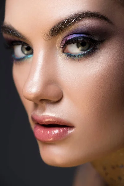 Genç Model Gri Izole Yüzündeki Glitter Makyaj Ile Yakın Çekim — Stok fotoğraf