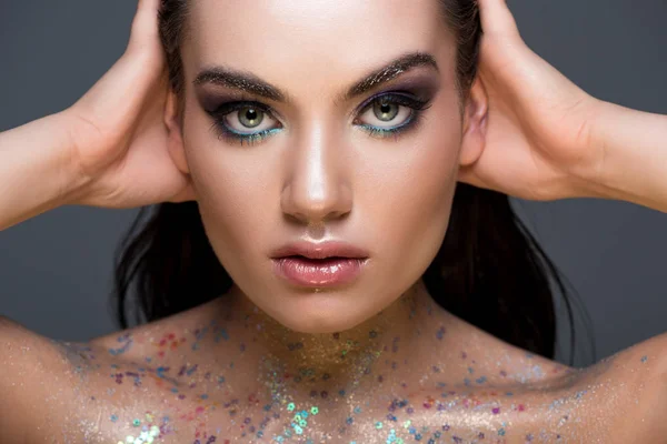 Mujer Glamorosa Con Maquillaje Brillo Cuerpo Aislado Gris — Foto de Stock