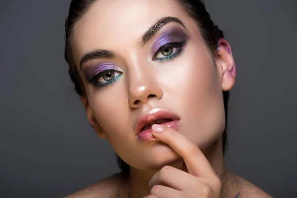 Sensual Mulher Pensativa Com Maquiagem Brilho Isolado Cinza — Fotografia de Stock
