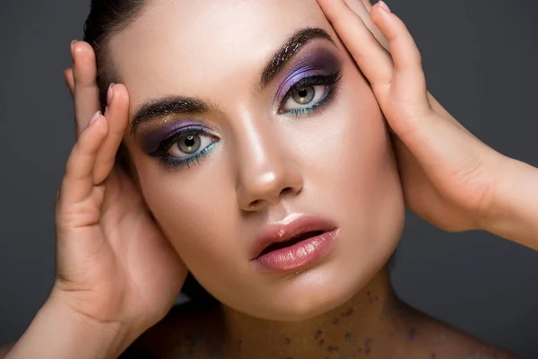 Elegant Ung Kvinna Med Makeup Tittar Kameran Isolerad Grå — Stockfoto