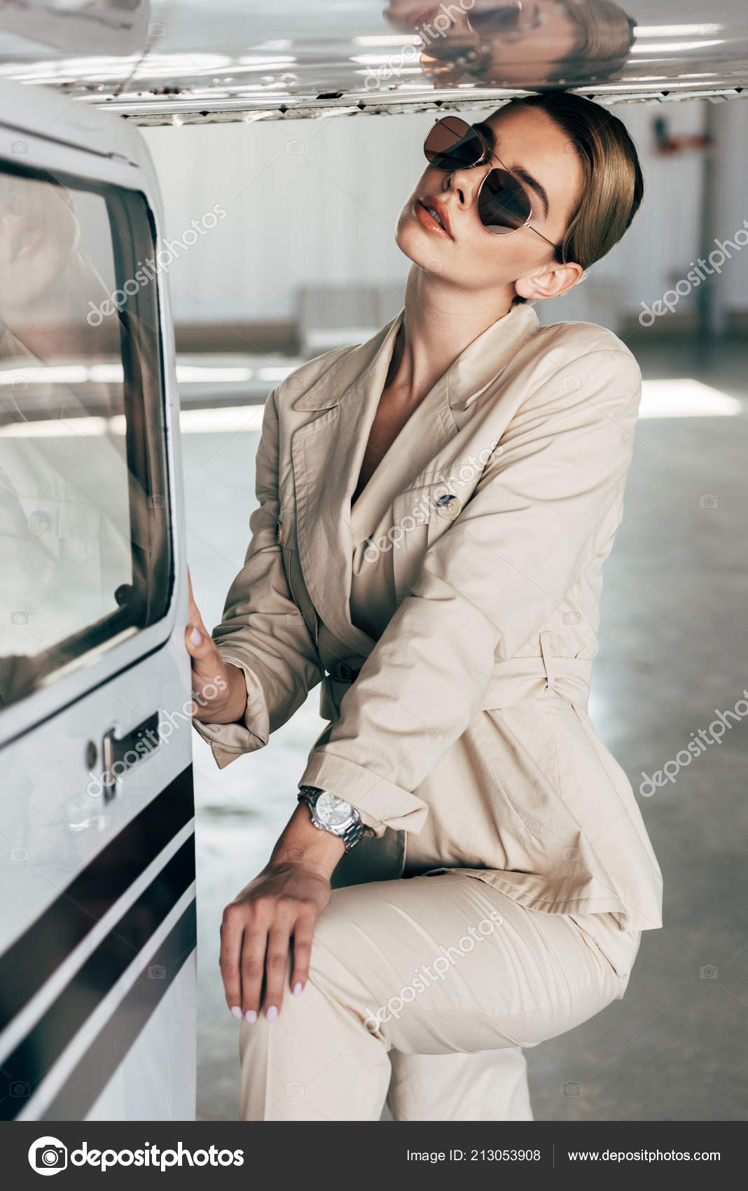 Mujer Joven Moda Gafas Sol Chaqueta Cerca Aviones - Foto de stock gratis © Y-Boychenko #213053908