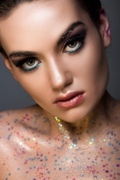 Κομψό Λαμπερό Κορίτσι Που Ποζάρει Glitter Στο Σώμα Απομονώνονται Γκρι — Δωρεάν Φωτογραφία