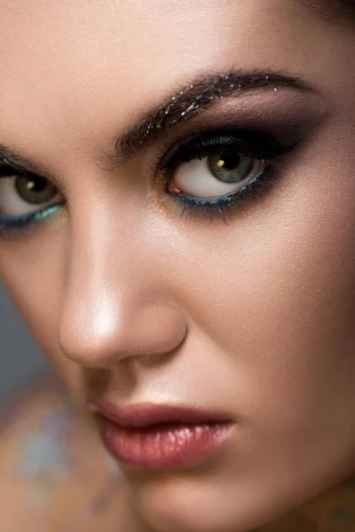 Primer Plano Modelo Hermoso Con Maquillaje Para Sesión Moda —  Fotos de Stock