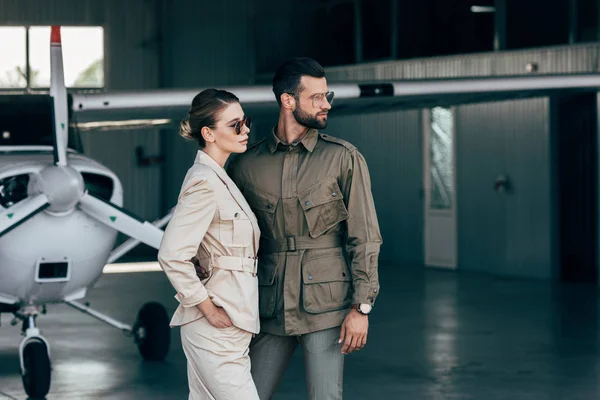 Alla Moda Giovane Coppia Giacche Guardando Lontano Vicino Aereo Hangar — Foto Stock