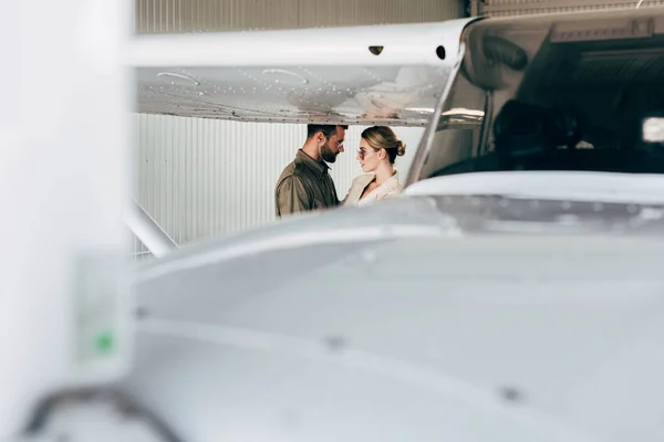 Foyer Sélectif Couple Élégant Regardant Les Uns Les Autres Près — Photo