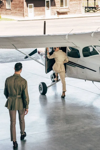 High Angle View Stylish Man Walking While His Girlfriend Boarding — Free Stock Photo