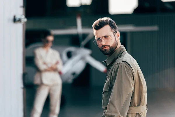 Porträt Eines Gutaussehenden Mannes Mit Brille Und Jacke Der Die — Stockfoto