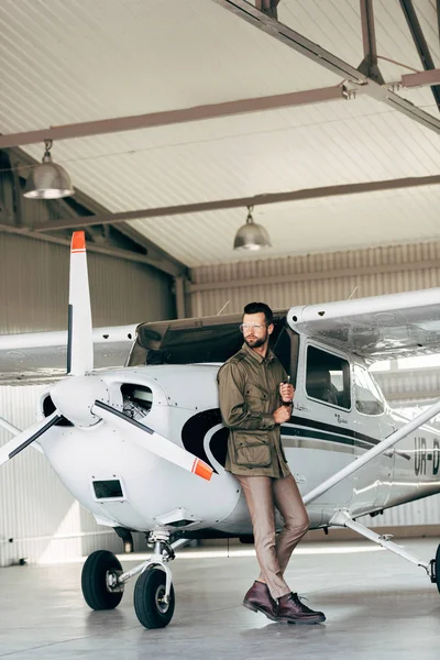 Modischer Junger Mann Grüner Jacke Und Brille Posiert Flugzeugnähe — Stockfoto