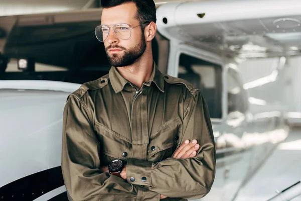 Portrait Young Man Green Jacket Eyeglasses Posing Crossed Arms Airplane — Free Stock Photo