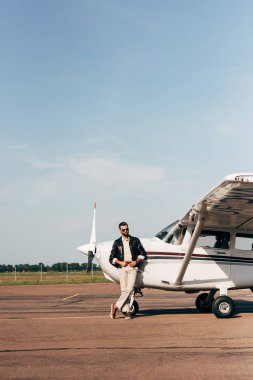 deri ceket ve uçak poz güneş gözlüğü moda erkek pilot