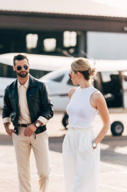 Uçak yürüyüş güneş gözlüğü moda genç çiftin seçici odak 