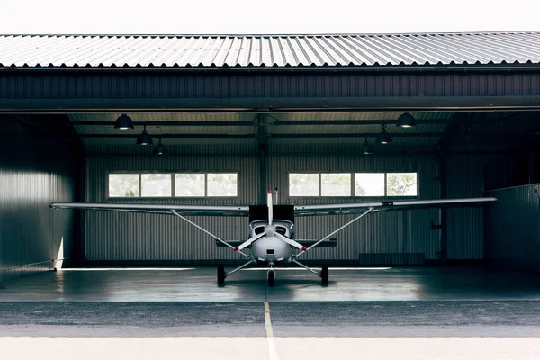 Petit Avion Blanc Moderne Debout Dans Hangar — Photo