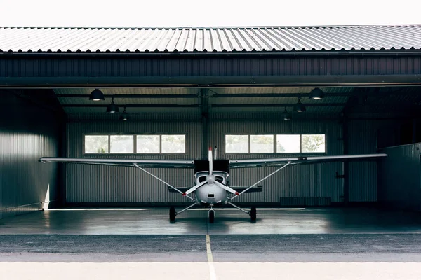 Pequeño Avión Blanco Moderno Pie Hangar — Foto de Stock