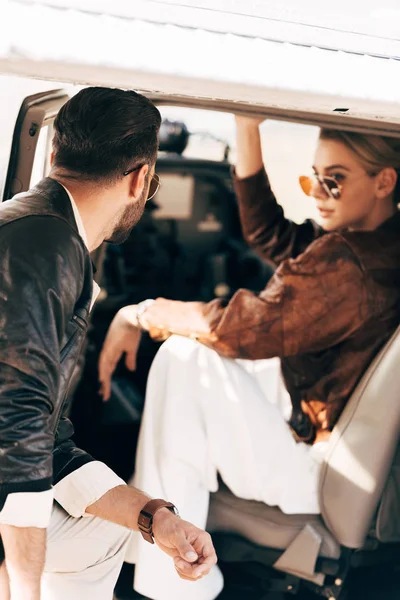 Rear View Man Sunglasses Leather Jacket Talking Girlfriend Sitting Airplane — Free Stock Photo