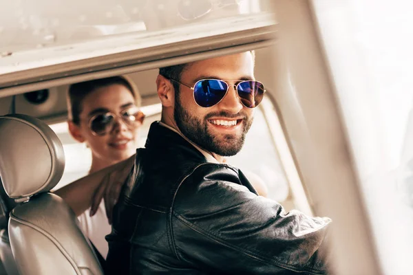 Glücklicher Männlicher Pilot Mit Sonnenbrille Und Lederjacke Blickt Die Kamera — Stockfoto