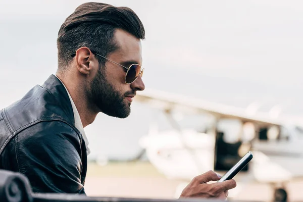 Side View Stylish Man Leather Jacket Sunglasses Using Smartphone — Stock Photo, Image