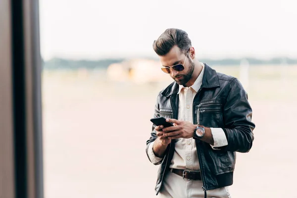 Hombre Guapo Moda Chaqueta Cuero Gafas Sol Usando Teléfono Inteligente — Foto de Stock