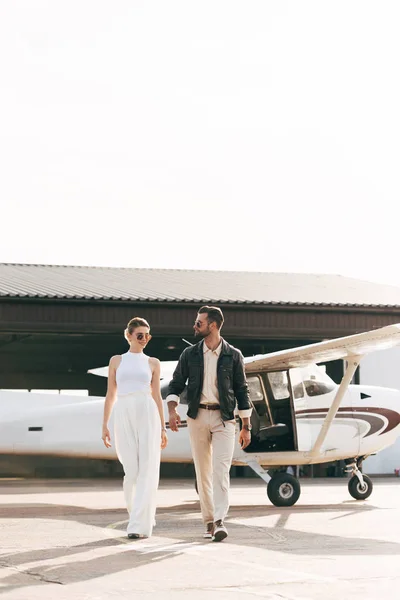 Young Fashionable Couple Sunglasses Walking Airplane — Stock Photo, Image