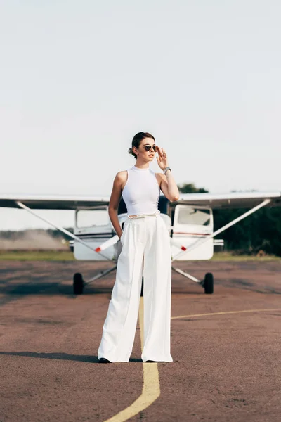 Atraente Elegante Jovem Mulher Óculos Sol Olhando Para Longe Posando — Fotografia de Stock