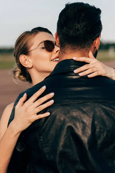 Glimlachend Aantrekkelijke Vrouw Omhelst Vriendje Lederen Jas — Stockfoto