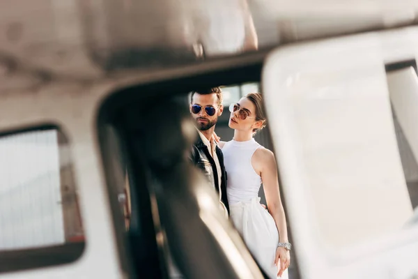 Selective Focus Handsome Man Leather Jacket Sunglasses Standing Girlfriend Plane — Stock Photo, Image