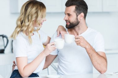 kahve holding ve diğer her gülümseyen mutlu genç çift