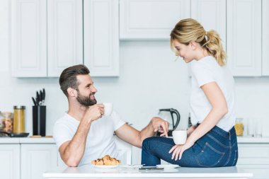 kahve içme ve diğer her sabah gülümseyerek mutlu genç çift