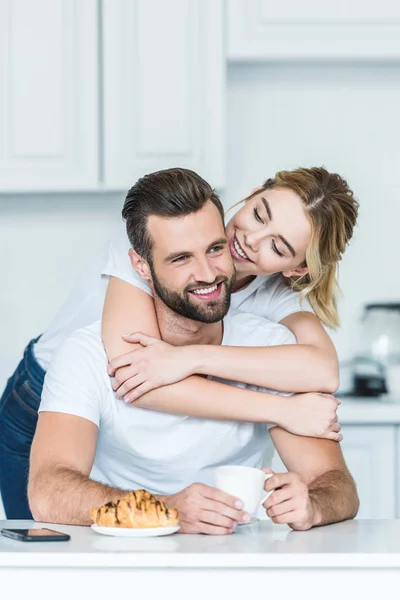 Hermosa Mujer Joven Sonriente Abrazando Novio Feliz Durante Desayuno — Foto de Stock