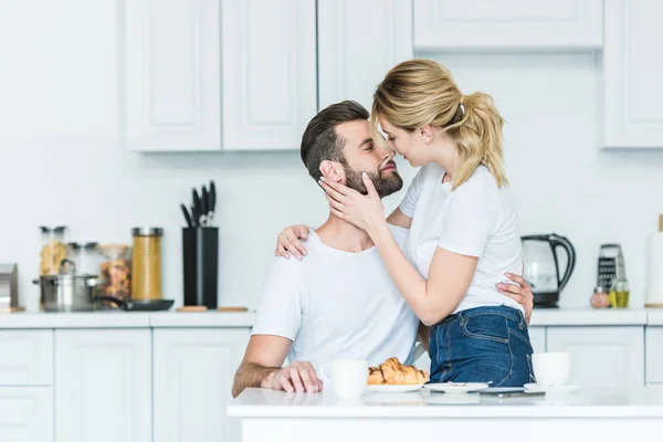 Beautiful Happy Young Couple Love Kissing Breakfast Kitchen — Stock Photo, Image