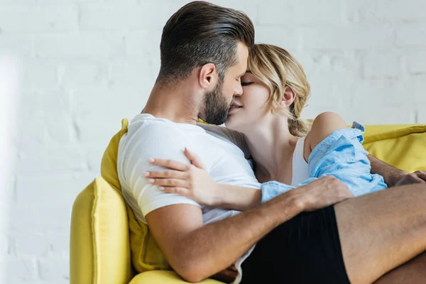 Beautiful Tender Young Couple Love Kissing Couch — Stock Photo, Image