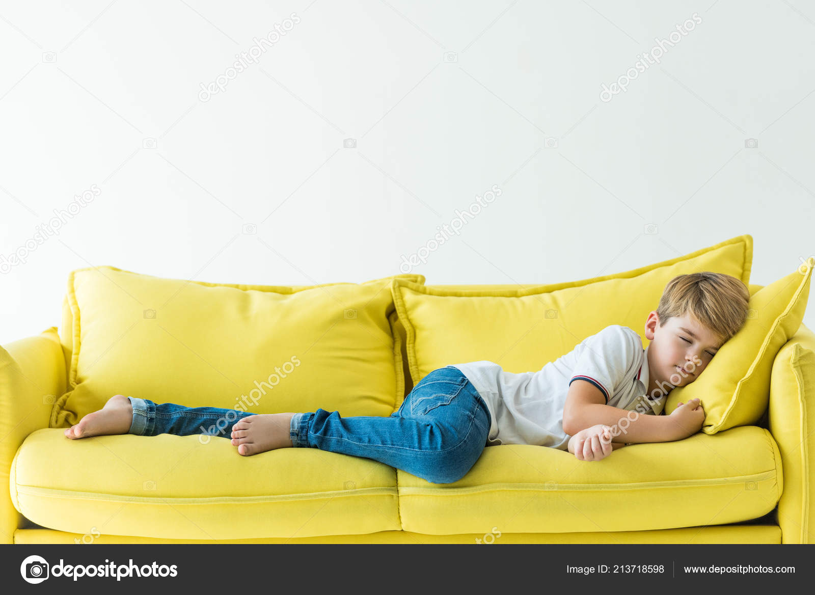 lotería Aptitud tapa Adorable Boy Sleeping Yellow Sofa Isolated White Stock Photo by  ©Y-Boychenko 213718598