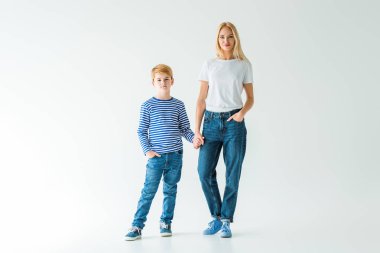 Anne ve oğlu elele ve kameraya beyaz üzerinde seyir