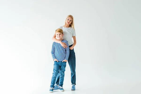 Mãe Abraçando Filho Eles Olhando Para Câmera Branco — Fotografia de Stock