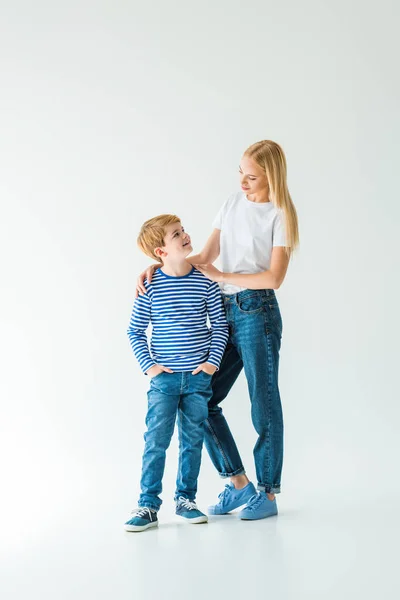 Mãe Abraçando Filho Eles Olhando Para Outro Branco — Fotografia de Stock