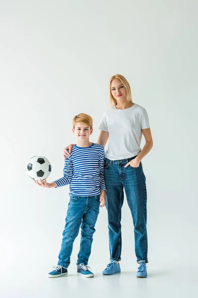 Madre Hijo Pie Con Pelota Fútbol Blanco Mirando Cámara — Foto de Stock