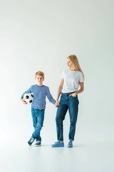 母亲和儿子站在足球和手上白 — 图库照片
